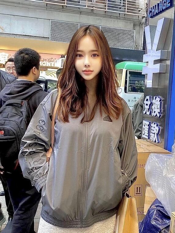 ベッティ(19)のグラビア